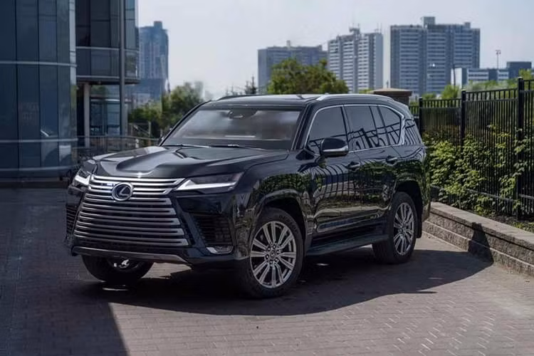 Một chiếc Lexus LX 700 đặc biệt vừa được hãng độ Miami Armored giới thiệu với hàng loạt nâng cấp bảo vệ dành cho khách hàng VIP. Dù sở hữu ngoại hình gần như không khác biệt so với phiên bản tiêu chuẩn, mẫu SUV hạng sang này được trang bị khả năng chống đạn và chống cháy nổ cực ấn tượng.