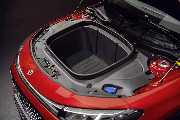 Mercedes-Benz CLA sở hữu ngoại hình mượt mà như xe coupe nhằm giảm hệ số lực cản không khí và cải thiện phạm vi hoạt động. Mẫu ôtô điện này được trang bị đèn pha với đồ họa ngôi sao 3 cánh bên trong. Đèn pha được nối liền hai bên bằng dải đèn LED định vị ban ngày nằm vắt ngang đầu xe.
