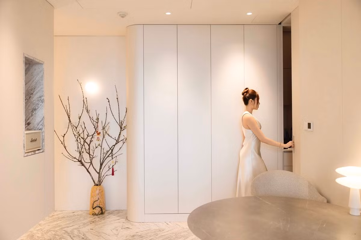 Ban công xanh mát với nhiều cây cảnh nhỏ trở thành góc thư giãn yêu thích, nơi nữ MC tận hưởng những khoảnh khắc bình yên sau lịch trình bận rộn.