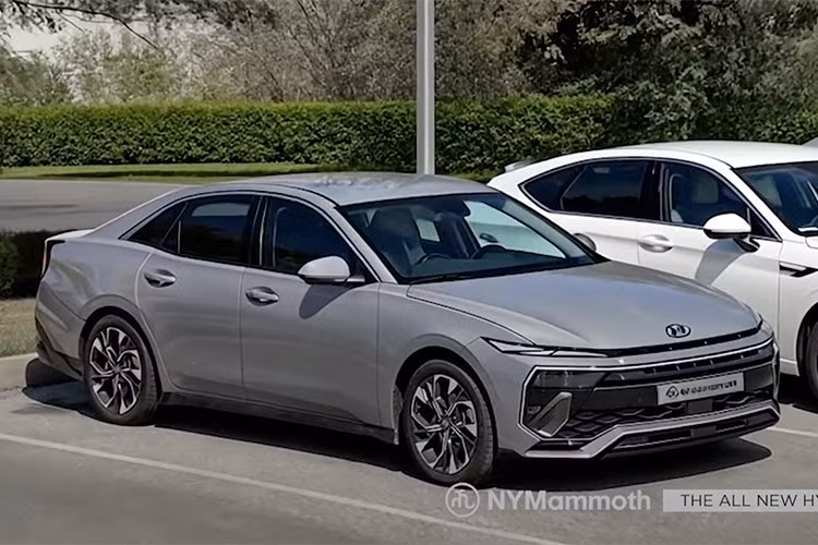 Hyundai Elantra mới sẽ ra mắt toàn cầu vào năm 2026. Với những hình ảnh rò rỉ gần như xác thực diện mạo sản phẩm cuối cùng, Elantra thế hệ mới đang được kỳ vọng sẽ trở thành nhân tố nổi bật trong phân khúc sedan cỡ nhỏ, nơi cạnh tranh đang ngày càng khốc liệt nhưng cũng đầy tiềm năng.