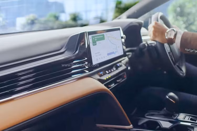 Về vận hành, Camry Sprint Edition không có thay đổi so với bản tiêu chuẩn. Xe sử dụng hệ truyền động hybrid 2.5L, kết hợp động cơ xăng và mô-tơ điện cho tổng công suất 227 mã lực và mô-men xoắn cực đại 221 Nm. Cấu hình dẫn động vẫn là cầu trước, không có tùy chọn AWD như một số thị trường khác.