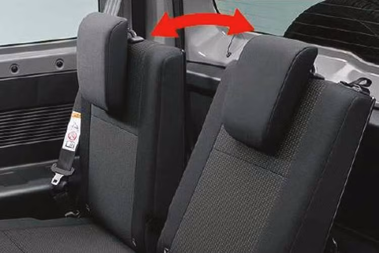 Ngoài màn hình mới, mẫu SUV cỡ nhỏ nhà Suzuki vẫn sở hữu những trang bị như vô lăng 3 chấu bọc da/chỉnh 2 hướng/tích hợp phím chức năng, kính lái chỉnh điện một chạm phía người lái, bảng đồng hồ analog kết hợp màn hình đa thông tin MID.