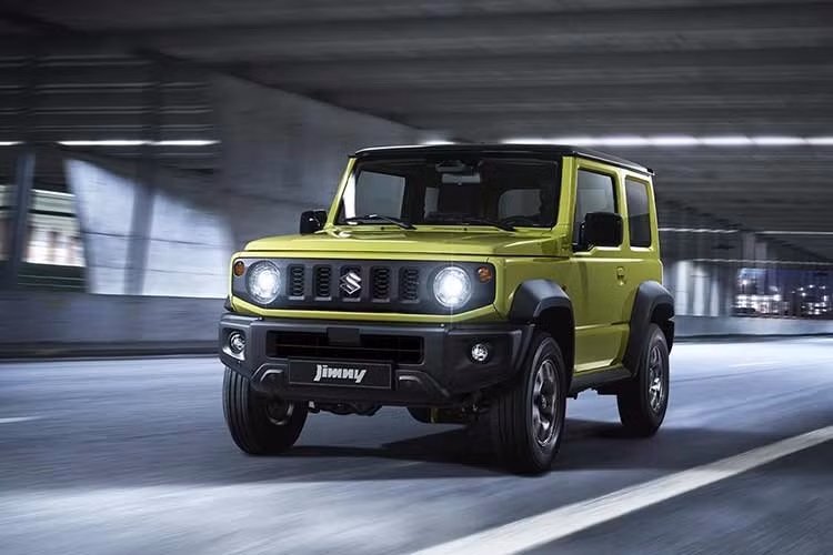 Tại thị trường Việt Nam, Suzuki Jimny đã ra mắt từ tháng 3/2024 và chưa từng được nâng cấp. Mẫu SUV cỡ nhỏ này ở Việt Nam có giá khá cao, khởi điểm từ 789 triệu đồng (mới giảm giá đến 180 triệu đồng tại đại lý, đưa giá bán thực tế xuống chỉ còn 609 triệu đồng). Tuy nhiên, Suzuki Jimny ở Việt Nam lại không có các tính năng an toàn chủ động ADAS như xe dành cho Thái Lan.