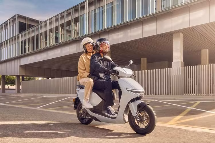 Ngoài ra, khách hàng có thể chọn thuê pin hoặc sử dụng dịch vụ Trạm đổi pin với phí từ 245.000 – 343.000 đồng/tháng, thanh toán qua ứng dụng MyHonda+. HVN cũng triển khai chương trình trả góp lãi suất ưu đãi 0,55%/tháng, cùng các chính sách mua lại, bảo hành 3 năm cho xe và 2 năm cho pin, gia hạn thêm 1 năm khi thực hiện kiểm tra định kỳ.