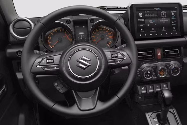Trang bị tiện nghi của Suzuki Jimny 2026 cũng được nâng cấp nhẹ với màn hình cảm ứng trung tâm có kích thước 9 inch lớn hơn phiên bản cũ. Màn hình này hỗ trợ kết nối Apple CarPlay và Android Auto như trước. Đáng tiếc là xe vẫn chỉ có 2 loa như trước.
