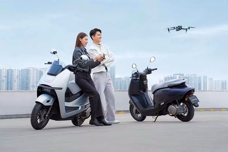 Honda UC3 giá ưu đãi từ 56,5 triệu đồng ﻿Honda UC3 là mẫu xe máy điện cao cấp với thiết kế tối giản, tinh tế, được trang bị động cơ điện 6 kW, pin LFP chuẩn IP67, quãng đường di chuyển khoảng 120 km/lần sạc, phanh tái sinh, CBS, 3 chế độ lái, màn hình TFT 5 inch kết nối Honda RoadSync®, hệ thống SMART Key, hộc đồ 26 lít và chuẩn sạc CHAdeMO.