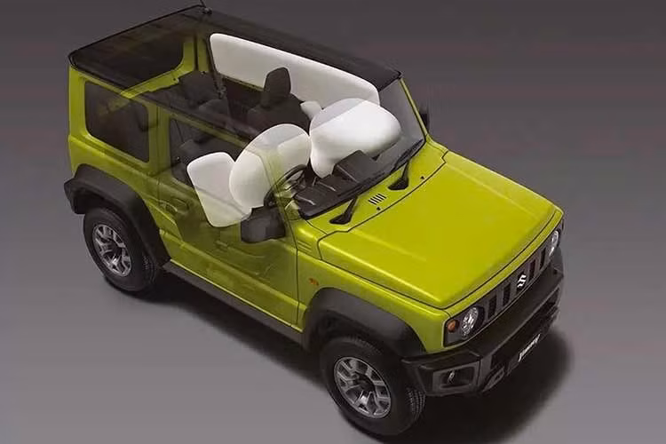 Suzuki Jimny 2026 tại Thái Lan cũng sở hữu hệ thống điều hòa tự động có lọc không khí, ghế boc nỉ màu đen, ghế lái chỉnh cơ 6 hướng, ghế phụ chỉnh cơ 4 hướng, hàng ghế sau gập độc lập theo tỷ lệ 50:50 và ổ điện 12 V cho 2 hàng ghế.