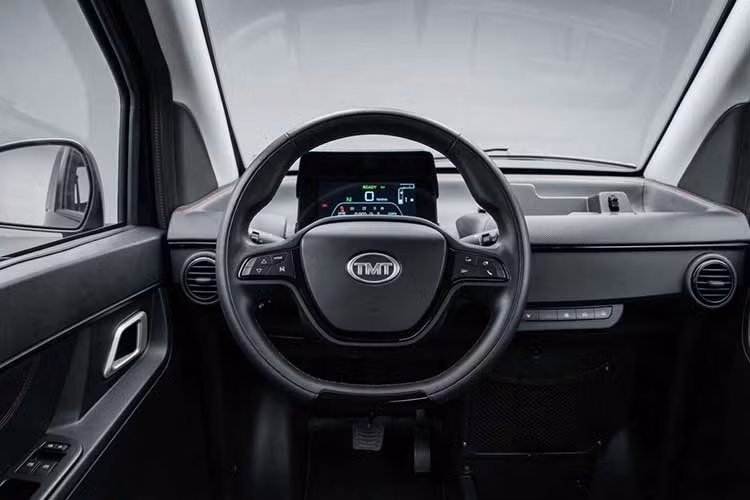 Nano S05 không hướng đến việc thay thế ôtô hay xe máy hoàn toàn. Mẫu xe này dường như nhắm tới nhóm khách hàng muốn nâng cấp từ xe máy lên một phương tiện an toàn và tiện nghi hơn cho việc đi lại hàng ngày.