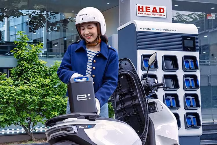 HVN triển khai song song Trạm đổi pin Honda e:Swap cho CUV e: từ ngày 4/6/2026 và Trạm sạc Honda Motor Charger Hub cho UC3 từ tháng 7/2026 tại Hà Nội, TP. HCM và các tỉnh thành khác. Khách hàng đăng ký dịch vụ và thanh toán qua ứng dụng MyHonda+, dễ dàng theo dõi và quản lý lịch sử sử dụng.