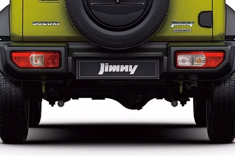 Ngoại thất của Suzuki Jimny 2026 tại Thái Lan gồm đèn pha LED Projector với tính năng tự động bật/tắt, hệ thống rửa đèn pha, đèn sương mù trước, đèn hậu LED, kính chống tia UV màu xanh, gương chiếu hậu màu đen chỉnh điện, tay nắm cửa cùng màu thân xe, sấy kính sau, mâm hợp kim 15 inch và lốp 195/80 R15.