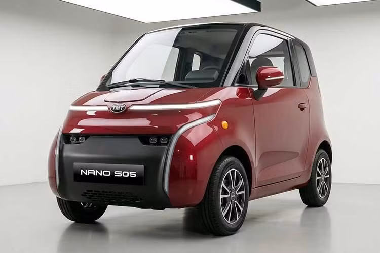 Nano S05 là mẫu ôtô điện mini nội đô do TMT Motors lắp ráp và phân phối tại Việt Nam. Nổi bật với giá khởi điểm siêu rẻ chỉ 148 triệu đồng, chiếc microcar 2 chỗ này được thiết kế như một giải pháp thay thế xe máy an toàn, dễ luồn lách trong các ngõ hẹp và không sợ mưa nắng.