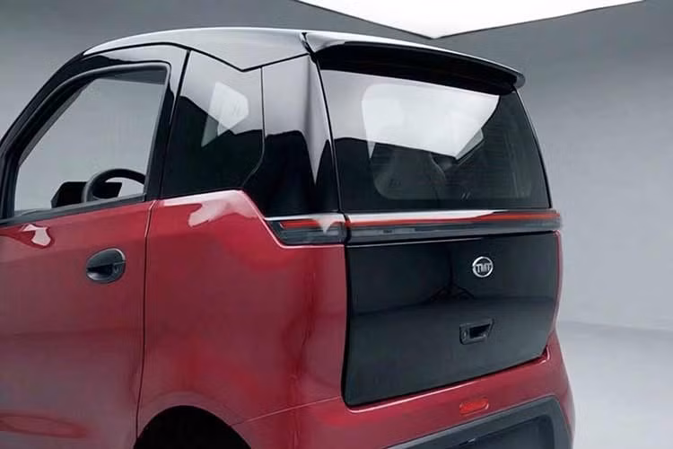 Với nhu cầu di chuyển trong đô thị, Nano S05 mang đến trải nghiệm khác biệt so với xe máy nhờ cabin kín giúp hạn chế nắng nóng, mưa gió, khói bụi và tiếng ồn. Xe cũng được trang bị điều hòa, cửa kính chỉnh điện và một số tiện nghi vốn chỉ xuất hiện trên ôtô.