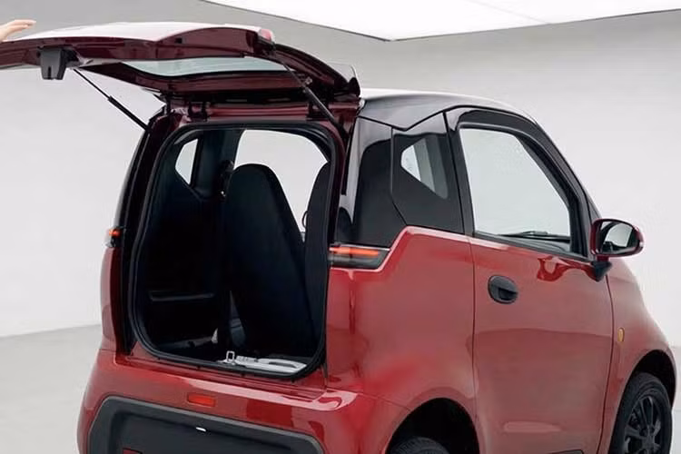 Nano S05 tại Việt Nam sở hữu thông số 2.400 x 1.380 x 1.580 mm. Mẫu xe này lớn hơn đáng kể so với một chiếc xe tay ga như Honda SH 350i (2.160 x 743 x 1.161 mm), nhưng vẫn nhỏ gọn hơn nhiều so với VinFast VF 3 có kích thước 3.190 x 1.679 x 1.622 mm.