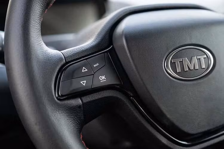 Trong khi Honda SH vẫn giữ lợi thế về sự cơ động, dễ đỗ xe và tính thực dụng trong môi trường giao thông đông đúc, sở hữu mạng lưới hơn 800 cửa hàng HEAD trên toàn quốc, giúp việc bảo dưỡng, sửa chữa hoặc tìm kiếm phụ tùng trở nên thuận tiện hơn rất nhiều. Đây là lợi thế mà các dòng xe mới như Nano S05 sẽ cần thêm thời gian để xây dựng tại thị trường Việt Nam.