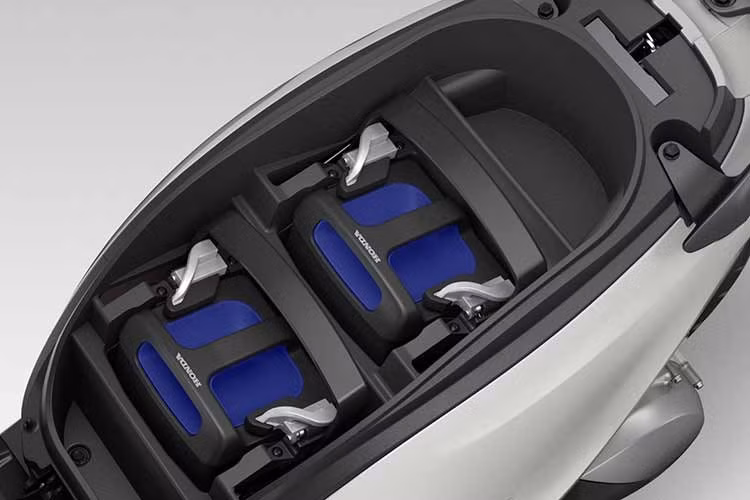 Chính sách bán hàng: Honda CUV e: được phân phối qua 59 HEAD Kinh doanh xe điện tại Hà Nội, TP. HCM và Đà Nẵng với mức giá từ 44,18 triệu đồng (không kèm pin) đến 63,82 triệu đồng (kèm 2 pin và 2 sạc).