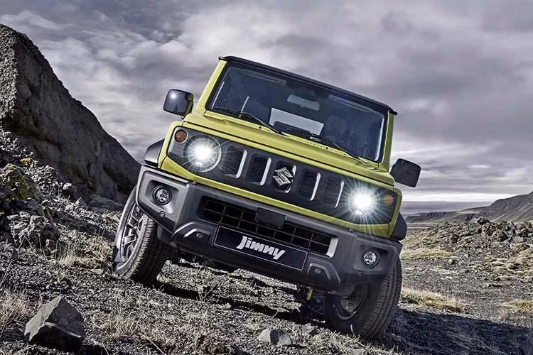 Được nhập khẩu nguyên chiếc từ Nhật Bản như đời cũ, Suzuki Jimny 2026 dành cho Thái Lan đã được nâng cấp mạnh mẽ về mặt trang bị, đặc biệt là các tính năng an toàn. Theo đó, xe đã được tăng số lượng túi khí lên 6 và có gói an toàn chủ động Suzuki Safety Support mới.
