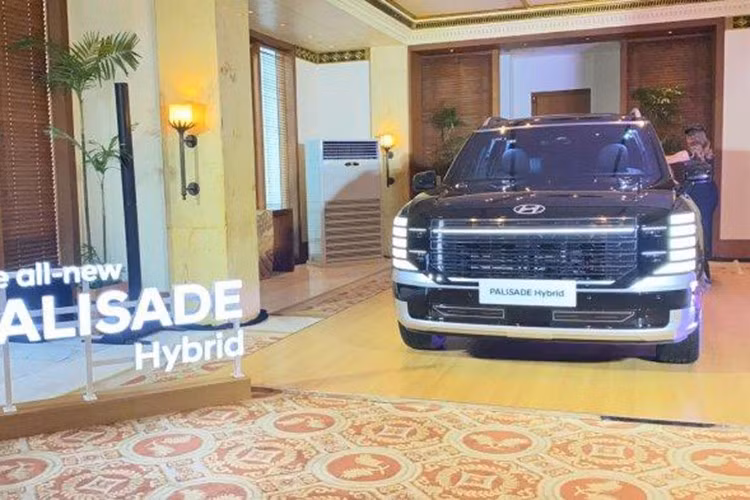 Từ góc nhìn bên hông, Palisade mới gợi nhớ đến Range Rover với mâm hợp kim 21 inch và dáng xe bề thế. Phía sau, cụm đèn hậu kéo dài kết hợp cần gạt mưa ẩn dưới cánh gió càng tăng tính thẩm mỹ.