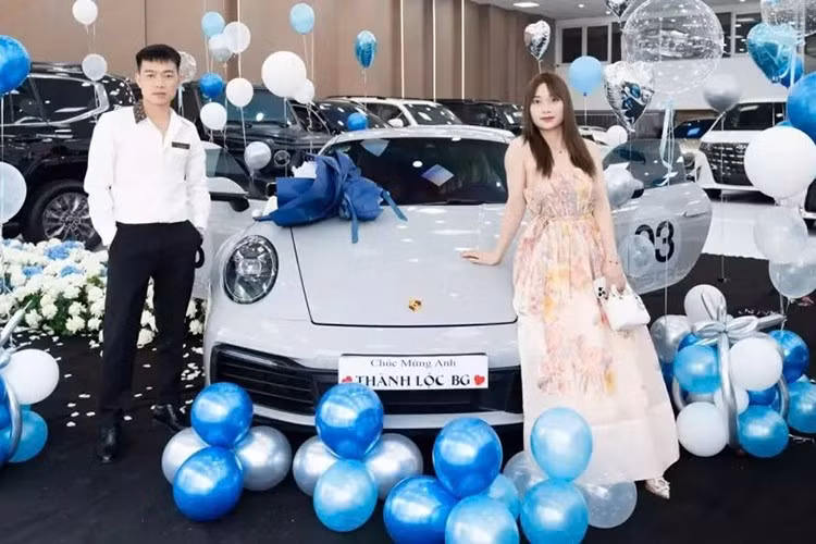 Porsche 911 992 đã qua sử dụng luôn là chiếc xe được các tay chơi xe thể thao săn lùng, mới nhất 1 đại gia kính doanh cửa hàng xe máy lớn nhất nhì tại tỉnh Bắc Giang đã tậu về chiếc xe thể thao đình đám này.