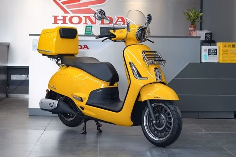 Mẫu xe tay ga Honda NS150LA 2025 mới ra mắt tại Trung Quốc có thiết kế thanh lịch, các đường nét mượt mà, cùng hơi hướng cổ điển. Xe có giá bán 15.980 nhân dân tệ (tương đương khoảng 58 triệu đồng).