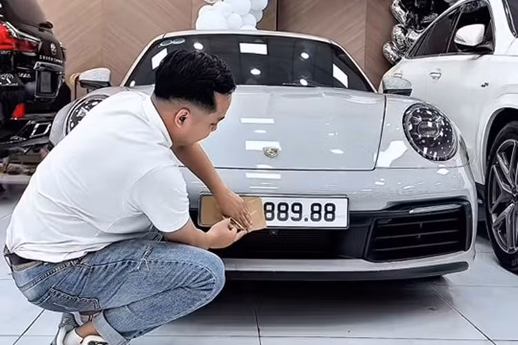 Porsche 911 thế hệ 992.1 được trang bị động cơ 6 xi-lanh, dung tích 3.0 lít, tăng áp kép, sản sinh công suất tối đa 385 mã lực, tăng 15 mã lực so với thế hệ cũ.