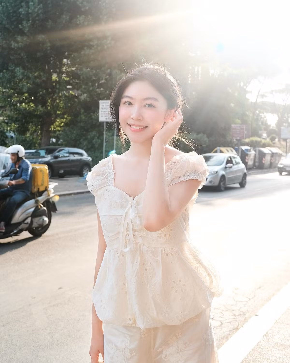 Lọ Lem được nhận xét hệt tiểu thư đài các khi có bố là MC Quyền Linh, từ nhỏ đã kiếm được nhiều tiền nhờ các job quảng cáo. Ảnh sử dụng trong bài: FBNV