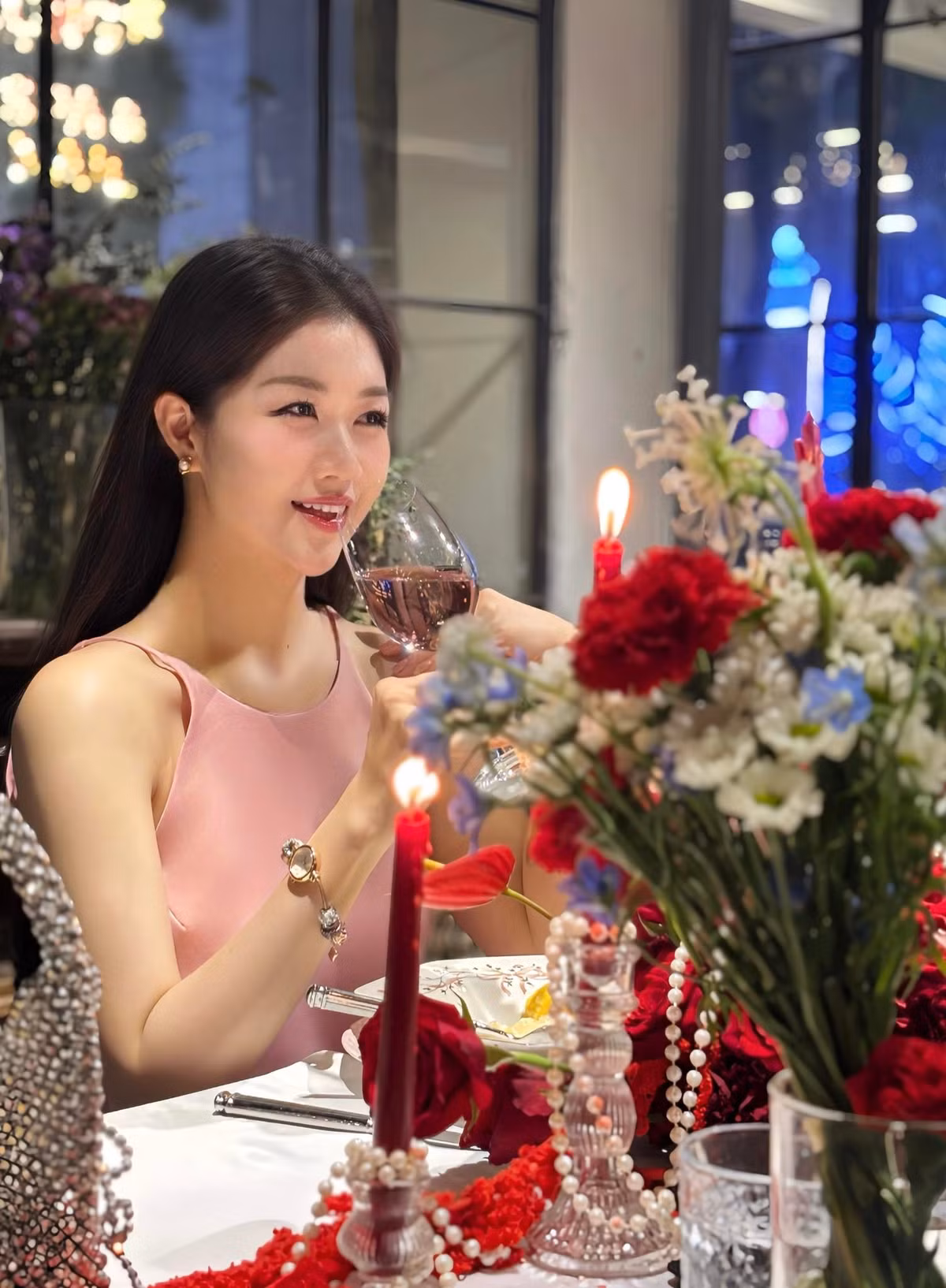 Ít ai biết rằng, Nam Phương đã có hơn chục năm gắn bó với công việc tiếp viên hàng không. Cô nàng SN 1990 may mắn có cơ hội đến nhiều quốc gia trên thế giới và mất khoảng 8 năm để có được vị trí tiếp viên trưởng. Ảnh sử dụng trong bài: Instagram nhân vật.