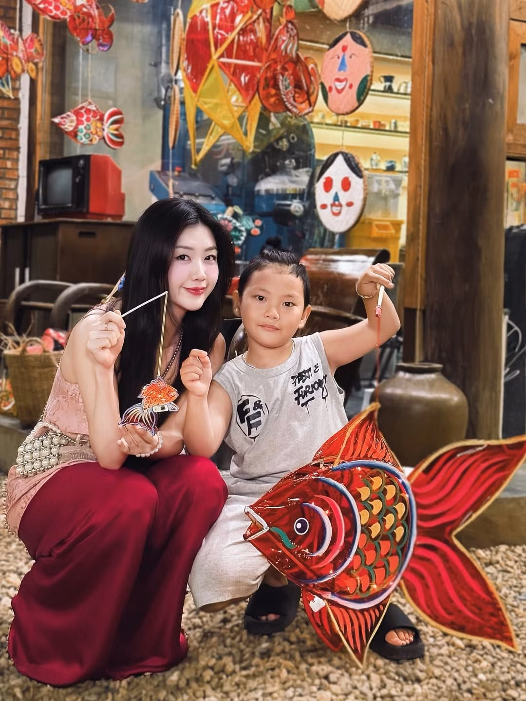 Năm nào đội lân múa được khấm khá thì năm sau lại làm con lân to hơn 1 chút, đẹp hơn 1 chút, ông địa năm đó cũng có cái bụng tròn hơn, cái trống cũng to hơn, còn bọn trẻ con trong xóm lại được 1 phen trầm trồ". Nam Phương có viết.