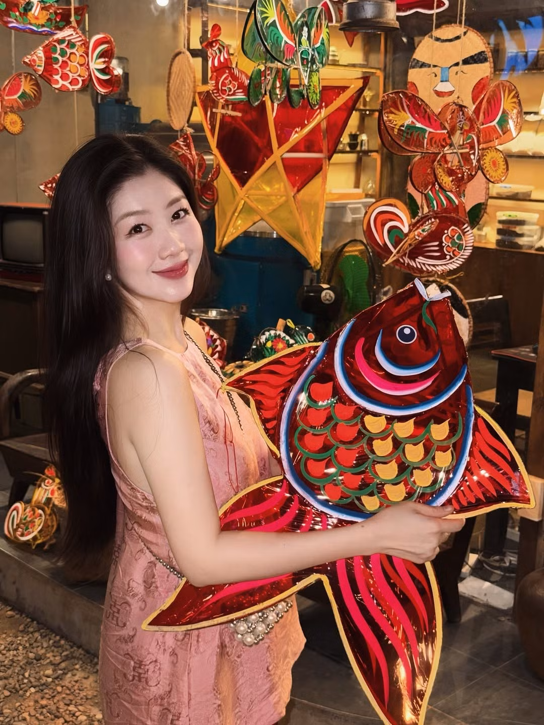 Trên trang cá nhân, Nam Phương hoài niệm về Trung thu xưa: "Trung thu xưa là mùi nhang trầm trong gió, là đĩa bánh su sê xanh đỏ núng nính trên mâm cúng của bà ngoại, là con đường đất mờ ảo trong khói hương và tiếng bước chân trẻ con rộn rã theo nhịp trống. Trên tay mỗi đứa nhỏ là một chiếc đèn, đèn sao, đèn gà, đèn cá, đứa nào bố mẹ khá giả thì được sắm cho chiếc đèn Trung Quốc phát nhạc ò í e, cứ vậy mà rồng rắn chạy hết nhà này đến nhà khác, hễ nhà nào quên không đóng cửa thì đoàn lân cùng đám nhỏ lâu la lại ùa vào như 1 cuộc xâm lăng....
