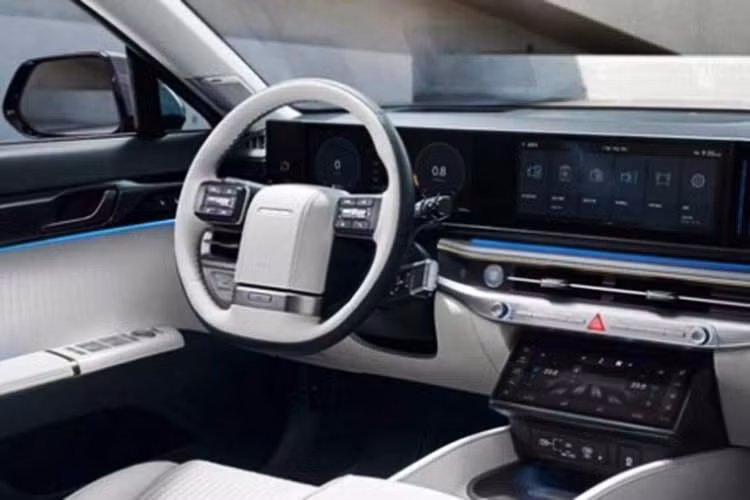 Bên trong khoang lái, Hyundai mang đến những thay đổi rõ rệt về công nghệ. Điểm nhấn đáng chú ý là màn hình trung tâm đặt dọc kích thước lớn, thay thế cho hệ thống gồm màn hình giải trí 12,3 inch và màn hình điều khiển điều hòa 10,25 inch trên phiên bản hiện tại.