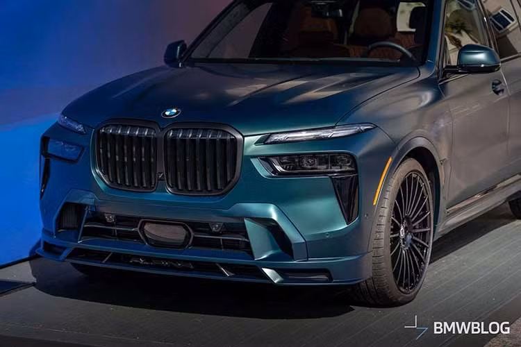 BMW Alpina XB7 Manufaktur hoàn toàn mới và cũng là phiên bản cuối cùng sẽ lăn bánh khỏi dây chuyền sản xuất của nhà máy Spartanburg thuộc BMW tại Nam Carolina. Khách hàng sẽ nhận được xe SUV của mình bắt đầu từ quý IV năm nay. Mỗi mẫu xe có giá bán lẻ đề xuất (MSRP) khởi điểm là 180.000 USD (khoảng 4,68 tỷ đồng), cộng thêm 1.550 USD phí vận chuyển và xử lý.