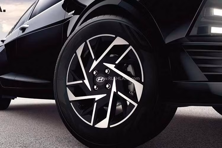 Hyundai cho biết Accent vẫn là mẫu sedan rộng nhất phân khúc nhờ chiều dài cơ sở lớn nhất, ở mức 2.670 mm. Những kích thước còn lại của xe cũng không thay đổi với chiều dài x rộng lần lượt 4.565 x 1.765 mm.
