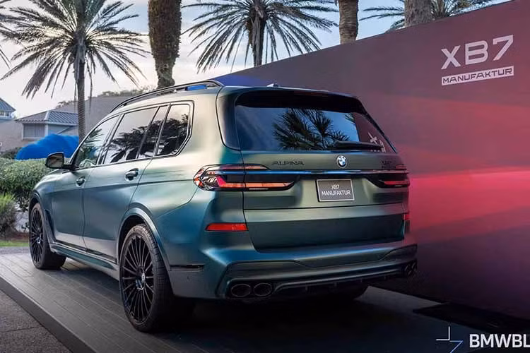 Mẫu SUV này sẽ chỉ được cung cấp với hai màu sơn chưa từng có trước đây. Khách hàng sẽ sở hữu một chiếc SUV với màu xanh Frozen Alpina Green hoặc xanh Frozen Alpina Blue. Bất kể màu ngoại thất nào, tất cả các xe đều được trang bị viền đen bóng Shadowline và sử dụng mâm xe Alpina Classic rèn 20 nan hoa, kích thước lên đến 23 inch.