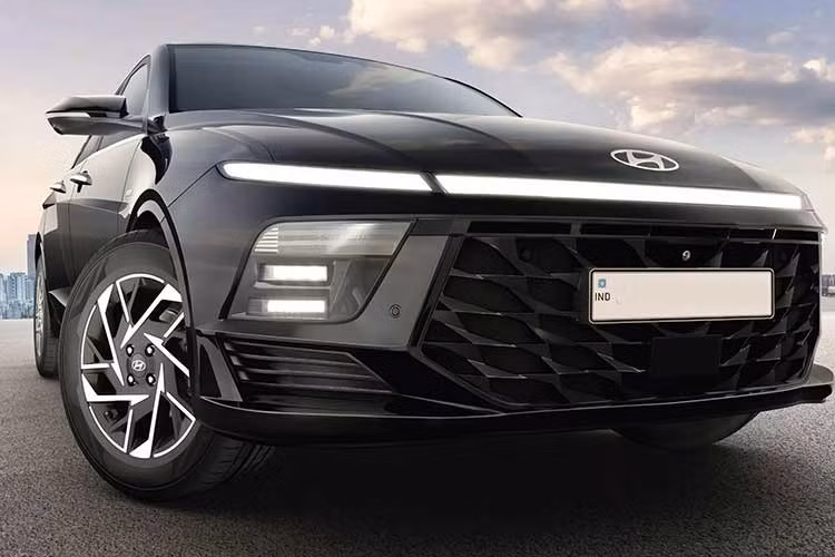 Hyundai đã tung ra chiến dịch marketing mới mang tên “Respect The Young” nhằm tôn vinh sự ảnh hưởng ngày càng lớn của giới trẻ Ấn Độ trong nhiều lĩnh vực khác nhau. Theo hãng, chiến dịch này phản ánh cách Accent mới được định vị là một mẫu sedan cao cấp thiên về hiệu năng dành cho nhóm khách hàng trẻ đầy khát vọng. Hyundai Accent mới sẽ tiếp tục cạnh tranh với các đối thủ như Honda City, Skoda Slavia và Volkswagen Virtus tại Ấn Độ.