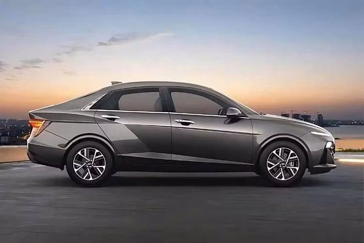 Mẫu sedan cỡ B này đã được làm mới với hơn 25 cải tiến về thiết kế, công nghệ, tiện nghi và an toàn. Với những nâng cấp này, Hyundai kỳ vọng sẽ củng cố thêm vị thế của Accent trong phân khúc đang chứng kiến sự quan tâm trở lại từ những khách hàng tìm kiếm xe sedan.