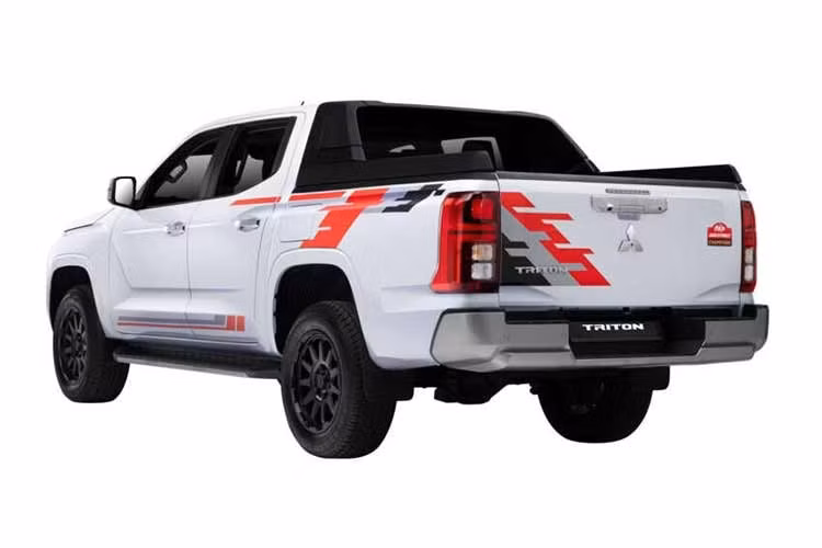 Nội thất xe cũng được bổ sung ốp tựa đầu ghế mang phong cách AXCR. Triton AT Premium Championship Edition vẫn sử dụng động cơ turbodiesel 2.4L nhưng có công suất 184 PS và mô-men xoắn 430 Nm.