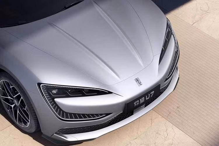 Phiên bản PHEV có thể chạy 200-220 km mà không tốn xăng trong khi tổng phạm vi hoạt động đạt 1.100 km. Nhờ công nghệ pin Blade thế hệ thứ hai và công nghệ sạc siêu nhanh, U7 có thể sạc từ 0% lên 70% trong 5 phút và từ 10% lên 97% chỉ trong 9 phút.