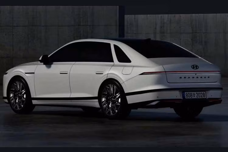Ở phía sau, Hyundai Grandeur 2027 bản nâng cấp được cho là sẽ sở hữu cản sau thiết kế lại với các chi tiết chrome bao quanh bộ khuếch tán gió. Dải đèn LED kéo dài toàn chiều rộng đuôi xe vẫn được giữ lại nhưng có đồ họa chiếu sáng mới, trong khi đèn báo rẽ dự kiến sẽ được tích hợp trực tiếp vào cụm đèn hậu thay vì đặt ở cản sau như trước.