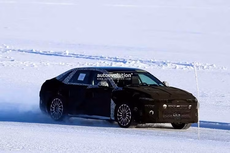 Ra mắt lần đầu vào năm 1986, Grandeur khởi đầu với nền tảng dựa trên Mitsubishi Debonair và qua nhiều thế hệ đã trở thành một trong những mẫu sedan cao cấp được ưa chuộng tại Hàn Quốc.