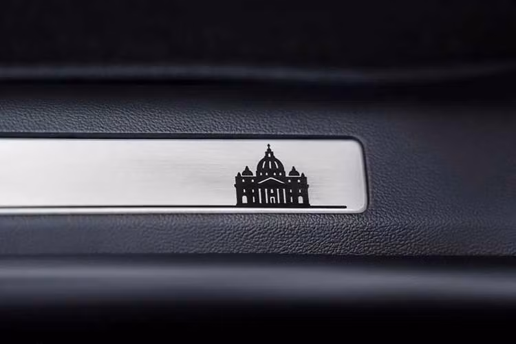 Nếu chỉ nhìn bên ngoài, chiếc SUV này gần như giống một Explorer thông thường. Tuy nhiên, khoang nội thất lại chứa hàng loạt chi tiết mang dấu ấn riêng. Ghế ngồi bọc da hai tông màu được gắn thẻ có biểu tượng cờ Chicago.