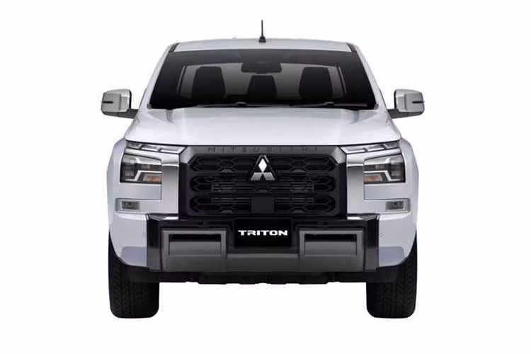 Trong khi đó, phiên bản Triton AT Premium Championship Edition được sản xuất giới hạn 120 xe, có giá bán 155.980 RM (tương đương 1 tỷ đồng). Phiên bản này chỉ có màu ngoại thất White Diamond, đi kèm mâm thể thao 18 inch màu đen, thanh thể thao phía sau, ốp cản trước và bộ tem trang trí thân xe đặc trưng.