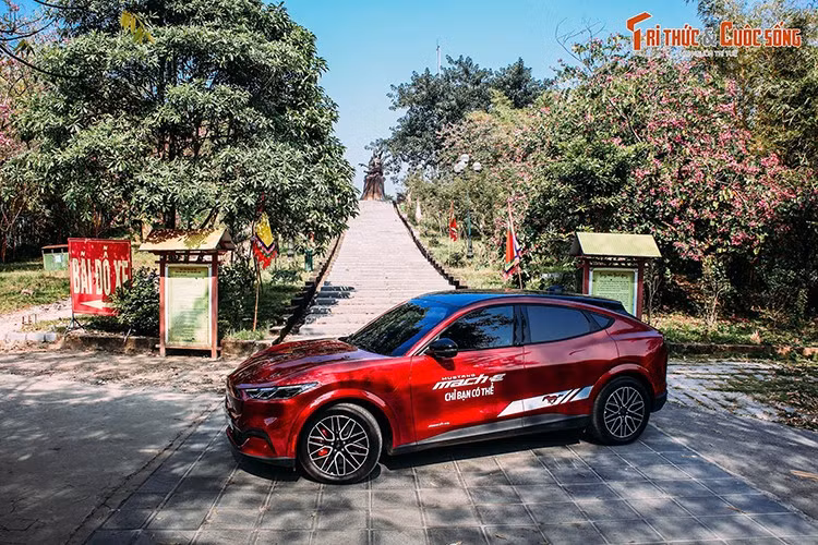 Trường hợp đang di chuyển trên đường và cần sạc gấp, chuẩn sạc nhanh DC 150 kW cho phép Ford Mustang Mach-E có thêm 107 km chỉ sau 10 phút sạc. Người lái Ford Mustang Mach-E cũng có thêm chế độ lái một bàn đạp (One-Pedal Drive) cho phép điều khiển tăng/giảm tốc chỉ với 1 chân ga. Ngoài ra, Ford Mustang Mach-E còn trang bị ba chế dộ lái: Whisper, Active và Untame.