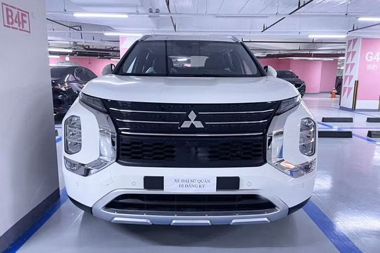 Được biết, đây là mẫu xe Mitsubishi Outlander 2025 thuộc sở hữu của một cơ quan đại sứ quán và không nằm trong danh mục phân phối chính hãng. Outlander đời mới hiện chỉ được Mitsubishi bán tại một số thị trường, nên sự xuất hiện của mẫu xe này tại Việt Nam nhanh chóng thu hút sự chú ý.