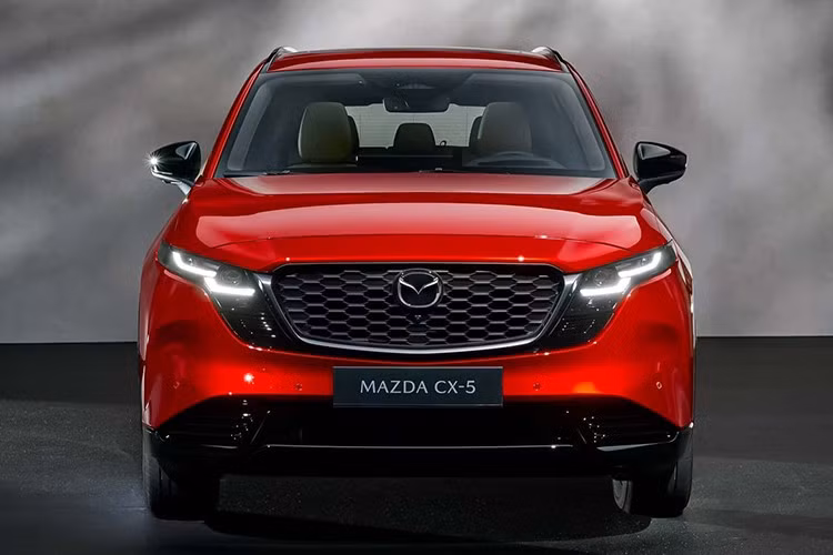 Mazda CX-5 2026 mới ﻿Ở thế hệ mới, Mazda CX-5 2026 được tái thiết kế toàn bộ ngoại thất. Phần đầu xe thay đổi mạnh nhất với lưới tản nhiệt liền khối, đèn LED mảnh tạo vẻ cứng cáp và phong cách thể thao hơn thế hệ hiện tại. Những đường nét góc cạnh giúp CX-5 trông mạnh mẽ hơn.