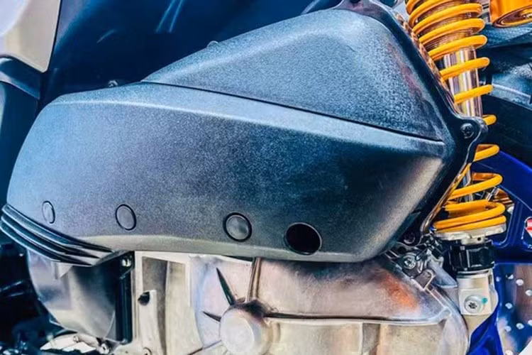 Về động cơ, RKM XMAX300 2026 sử dụng động cơ xi-lanh đơn dung tích 300cc, làm mát bằng nước và phun xăng điện tử, cho công suất tối đa 27 mã lực và mô-men xoắn cực đại 27,6 Nm.