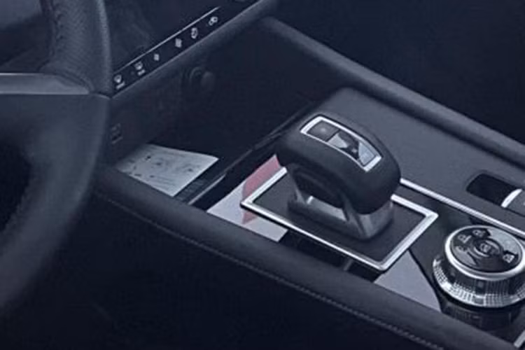 Mitsubishi Outlander đời mới được trang bị động cơ 2.5L bốn xi-lanh, cho công suất 181 mã lực và mô-men xoắn 245 Nm. Khối động cơ này kết hợp hộp số biến thiên vô cấp CVT, cùng tùy chọn hệ dẫn động bốn bánh AWD.