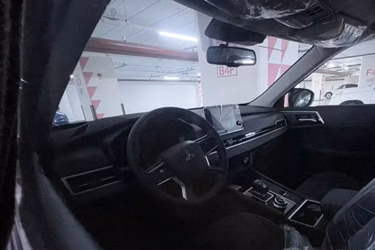 Khoang nội thất là nơi thay đổi rõ rệt nhất. Mitsubishi thiết kế lại hoàn toàn theo hướng hiện đại và cao cấp hơn, nổi bật với vô-lăng bốn chấu và màn hình trung tâm 12,3 inch thay cho loại 9 inch trước đây.
