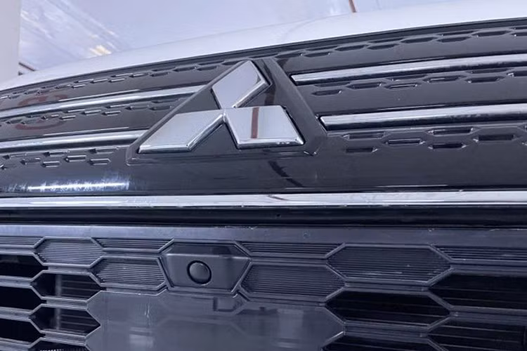 Ngoại thất của Outlander mới tiếp tục theo đuổi ngôn ngữ Dynamic Shield nhưng được tinh chỉnh hiện đại và sắc nét hơn. Phần đầu xe gây ấn tượng với cụm đèn pha LED xếp tầng cùng lưới tản nhiệt mở rộng, tạo cảm giác bề thế.