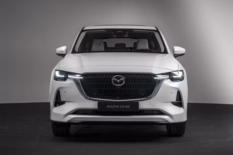 Mazda CX-60 ﻿Mẫu xe Mazda CX-60 sở hữu kích thước lớn hơn CX-5 và phong cách thiết kế có nhiều nét tiệm cận SUV châu Âu, tạo cảm giác vững chãi và cao cấp. Khoang nội thất ứng dụng vật liệu cao cấp, ghế ngồi ôm cơ thể, màn hình trung tâm lớn kết hợp khu vực điều khiển tinh gọn.