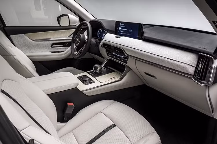 Khi trải nghiệm thực tế, mẫu xe SUV Mazda CX-60 mới cho cảm giác tương đương xe sang trong tầm giá, đặc biệt ở độ hoàn thiện, độ chắc bề mặt và sự thoải mái của vị trí ngồi. Ở thị trường Đông Nam Á, CX-60 dùng động cơ 2.5L hút khí tự nhiên hoặc phiên bản mild-hybrid.