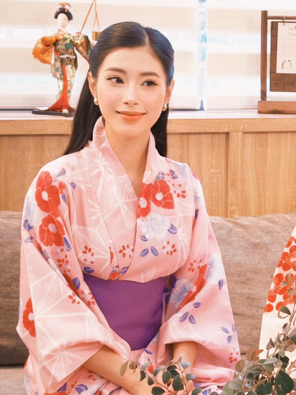 Kimono, một trong những trang phục đặc trưng của Nhật Bản, được Đặng Thu Huyền lựa chọn với thiết kế tỉ mỉ, tinh tế, làm nổi bật những đường nét thanh thoát, duyên dáng của cô.